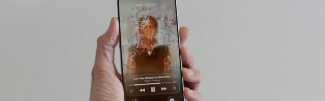 iOS 26 Offers Full-Screen Animated Album Art on iPhone's Lock Screen