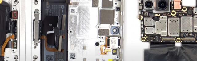 Motorola Razr 40 disassembled on video