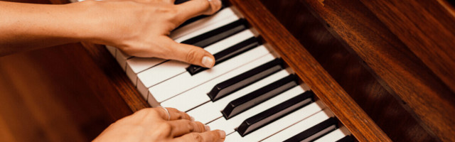 This AI generates music from silent piano performances