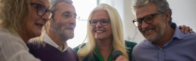 Psychology says the loneliest moments in adult life rarely happen when you’re alone — they happen in rooms full of people who have known you for decades and somehow stopped seeing you, and the loneliness of being unrecognized in familiar company has a specific weight that solitary loneliness never carries