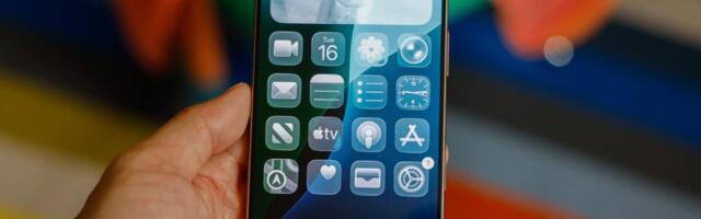 This Liquid Glass Optical Illusion on iOS 26 Is Driving Me Insane