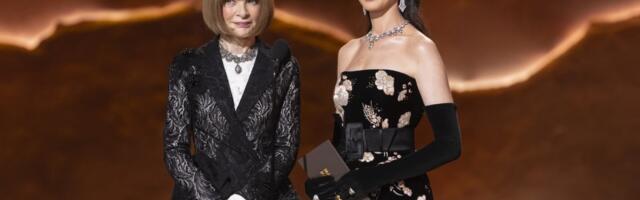 Anne Hathaway and Anna Wintour have a Devil Wears Prada moment at the Oscars