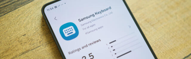 I tried using Samsung Keyboard again, and it’s still hot garbage