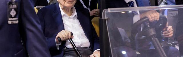 Berkshire reveals $4.3bn stake in Alphabet as it trims Apple holdings