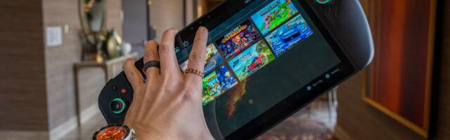We tried to hold Acer’s giant new Nitro Blaze 11 handheld