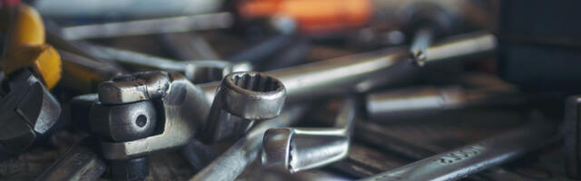 Mixing Two Common Household Items Gives You A Cheap & Natural Way To Clean Hand Tools