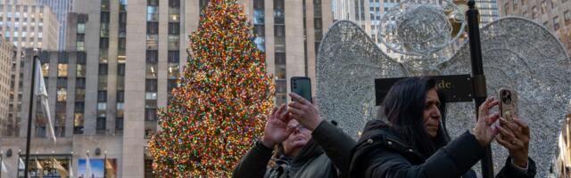 Disappointing photos show how crowded New York City's iconic attractions can be during the holidays