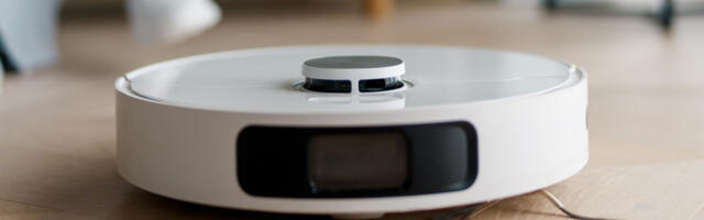 Security Flaw Lets Tinkerer Accidentally Take Over An Army Of Robot Vacuums