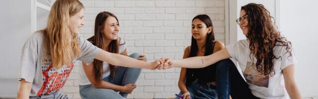 8 habits that make people seem instantly trustworthy in a room full of strangers