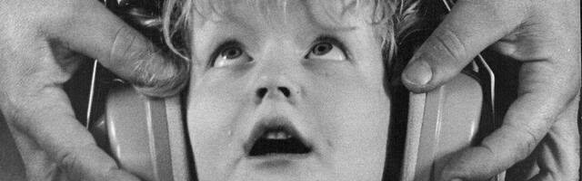 I tried Apple's noise-canceling AirPods 4 for the first time. I felt like a scared Victorian child.