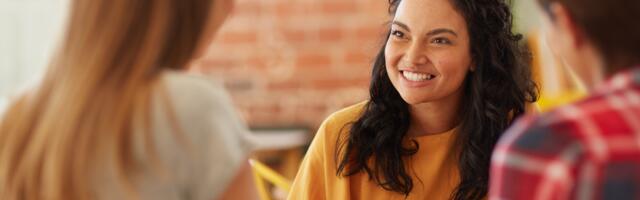 8 conversation habits that instantly make strangers feel like they’ve known you for years