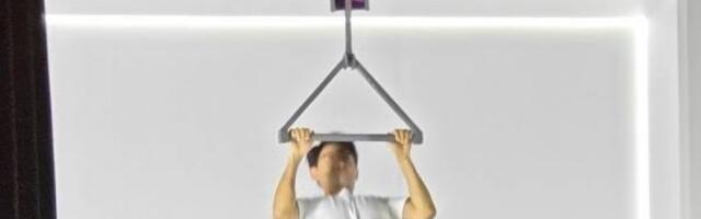 Honor Magic V6's hinge was put to another test as a company manager used it to do pull-ups