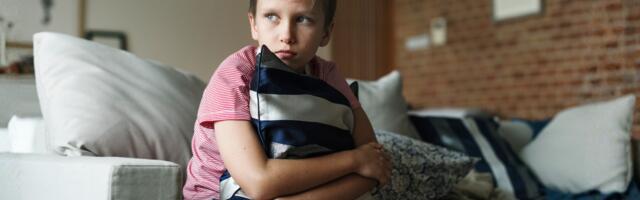 7 childhood experiences that make it hard to trust people as an adult