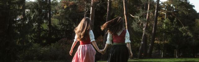 People who grew apart from their siblings often share these 7 invisible childhood wounds