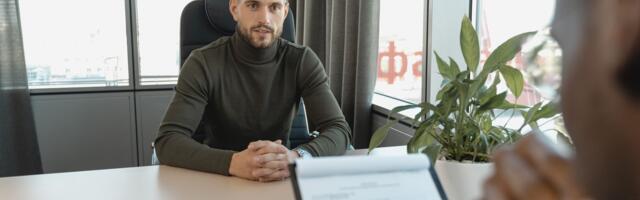 Psychology says people who grew up working class aren’t less capable than their higher-class peers in job interviews — they’re simply less overconfident, and overconfidence is what interviewers keep mistaking for competence