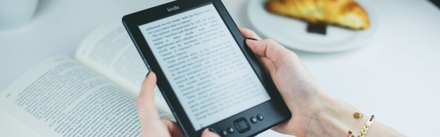 Kindle Users Can Finally Set Their Book’s Cover as Their Lock Screen