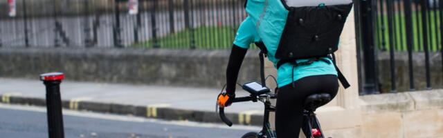 Deliveroo reduces losses, plans shareholder payout
