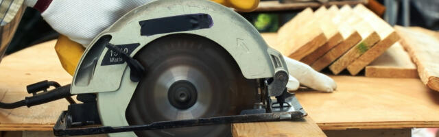 How To Cut A Straight Line With A Circular Saw If You Don't Have A Guide