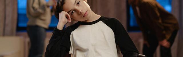 There’s a type of person who can hear one sentence from a stranger and know exactly what kind of household they grew up in. They’re not psychic. They were just raised in a home where reading people accurately was the difference between a calm evening and a terrible one.