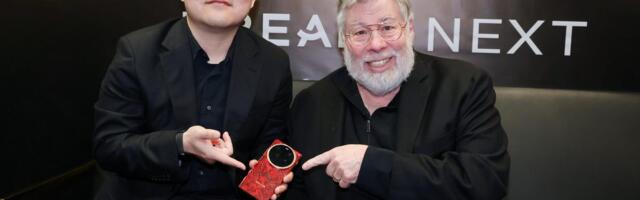 Steve Wozniak Shows Off Dreame's Modular and Luxury Smartphones