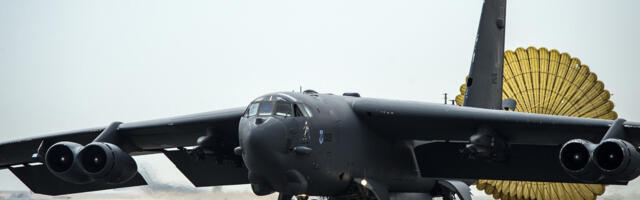 How A Giant Parachute Helps The B-52 Come To A Complete Stop