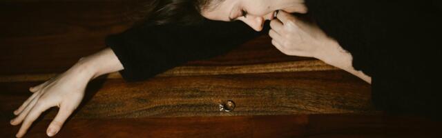 Psychologists explain that the grief of not having children doesn’t follow the stages people expect because there is no single loss to process. It’s a recurring absence that resurfaces at every milestone, every holiday, every quiet evening, and the pain isn’t that it keeps happening once but that it keeps happening in new forms for the rest of your life.