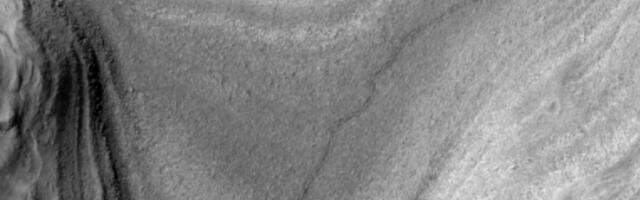 NASA captures remarkable aerial image of Curiosity driving across Mars