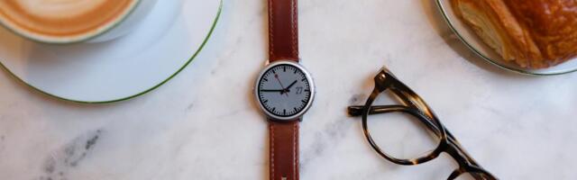 Pebble brings its round-faced smartwatch back from the dead