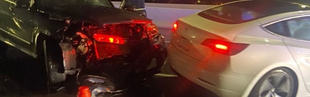 Tesla on Autopilot crashes into two parked cars… again…