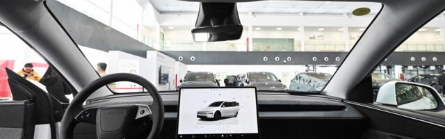 Elon Musk says Tesla drivers can text while driving, but they absolutely should not