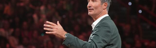 Starbucks CEO Brian Niccol explains why he's not worried about a cash-strapped middle class hurting sales