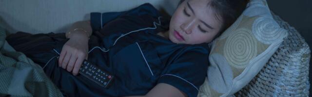 Psychology says adults who still sleep with the television on aren’t just creatures of habit — many of them are filling the room with voices because at some point in their life the silence became the space where the worst thoughts lived, and a stranger talking about the weather at 2 AM is less frightening than whatever their own mind has to say when there’s nothing else competing for the air