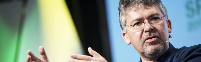 Apple’s Siri Chief Struggles as New AI Era Begins