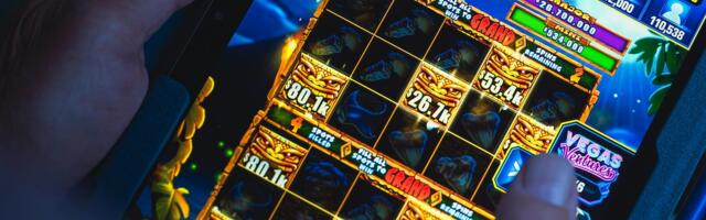 Online casino player wins six-figure payout on his very first spin