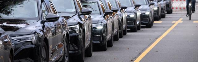 I chauffeur execs as a side hustle. I rely on their tips more than base pay to make money.