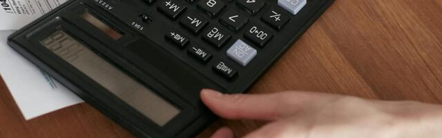 Powell signals no rush to lower rates