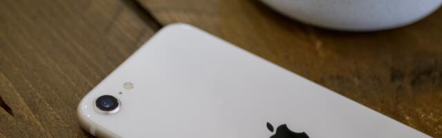 Does the Apple iPhone 16e have a headphone jack?