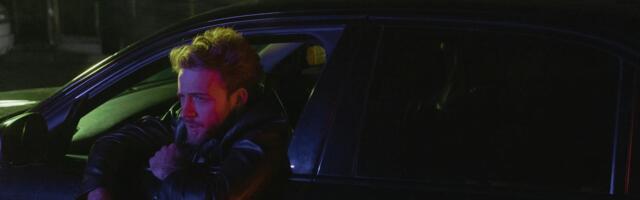 There’s a specific loneliness that belongs to the funny one in every friend group, the person everyone quotes but nobody asks how they’re doing, because the performance that made them beloved also made them seem like they didn’t need the question