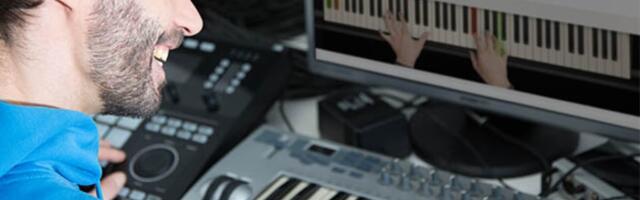 Give the gift of a fun new hobby with these AI-powered piano lessons