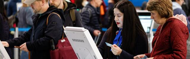 Major airlines drop rebooking fees as winter storm heads for key US cities