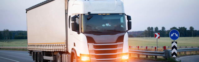 Here's Why Semi-Truck Drivers Will Flash Their Lights