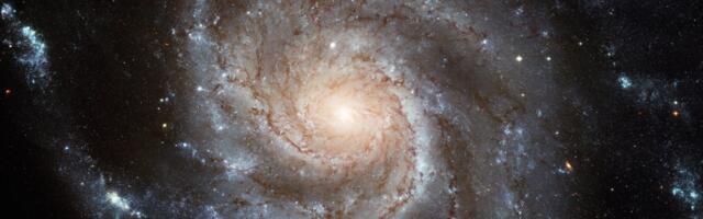 Does Light Traveling Through Space Wear Out?