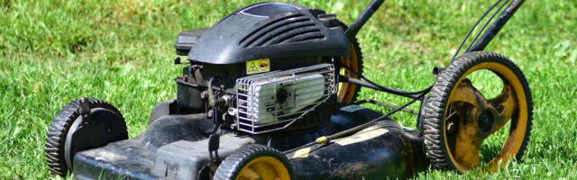 The Right Way To Tip A Lawn Mower Over Without Damaging It (And Why You May Need To)