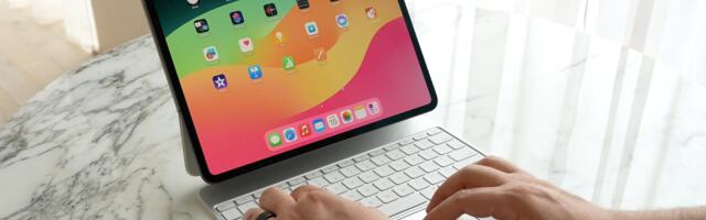 Use This 3-Finger Trick to Quickly Share Photos on Apple Devices