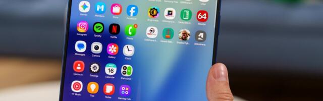 Samsung pokes fun at iPhones for not folding