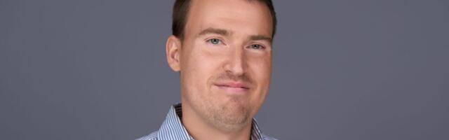 A CEO who wakes up without an alarm shared 5 tips to help you be a morning person by hacking your body's internal clock