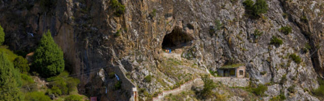 High-altitude cave used by Tibetan Buddhists yields a Denisovan fossil