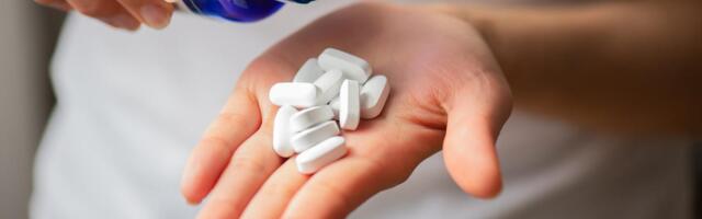 Can NAD Plus Supplements Really Reverse Aging? We Talked to Doctors Learn More About These Trendy Supplements