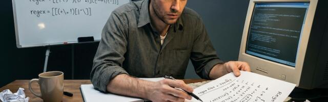 «Мы не дообучаем нейросеть, мы дообучаем скрипт»: Как Mac Mini и локальная LLM писали для нас Regex