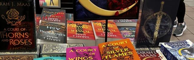 Sarah J. Maas announces two new A Court of Thorns and Roses books